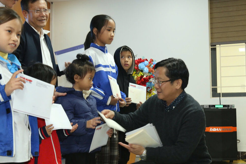 Tổng Biên Tập Tạp chí Nghề nghiệp và Cuộc sống, ông Lê Anh Đạt trao quà cho các học sinh có hoàn cảnh khó khăn tại xã Kỳ Xuân. Ảnh: Nguyễn Trung Chính
