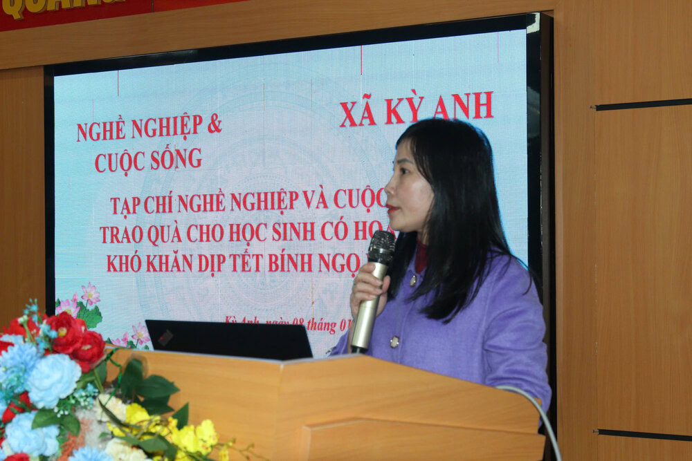 Đại diện lãnh đạo xã Kỳ Xuân, Hà Tĩnh gửi lời cảm ơn tới Tạp chí Nghề nghiệp và Cuộc sống, nhà tài trợ Sao Thái Dương. Ảnh: Nguyễn Trung Chính 