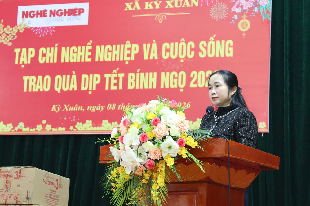 Bà Nguyễn Thị Phúc, Chủ tịch Ủy ban Mặt trận Tổ quốc xã Kỳ Xuân bày tỏ lời cảm ơn tới Công ty Cổ phần Sao Thái Dương, đơn vị kết nối là Tạp chí Nghề nghiệp và Cuộc sống. 