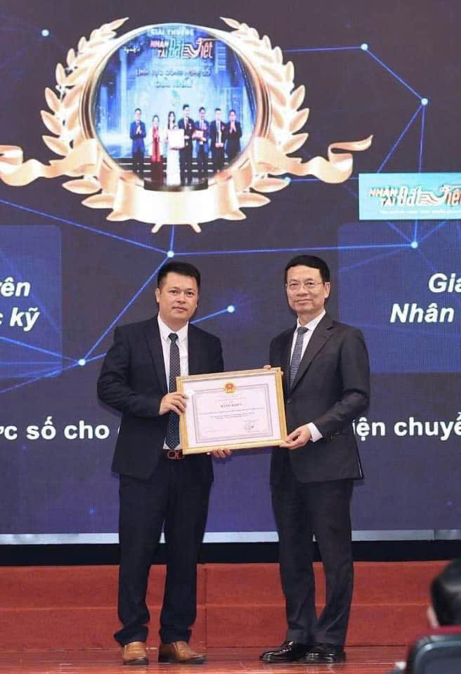  Ông Nguyễn Mạnh Hùng, nguyên Bộ trưởng Bộ Thông tin và Truyền thông, nay là Bộ trưởng Bộ Khoa học và công nghệ trao giải Nhất giải thưởng Nhân tài Đất Việt (2023) cho Công ty TNHH DKS với phần mềm "Môi trường học tập ảo" ứng dụng trong Giáo dục nghề nghiệp hiệu quả. 