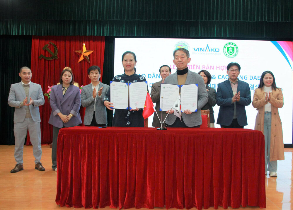 TS.Nguyễn Thị Thu Dung, Hiệu trưởng CĐ Y tế Thái Bình và đại diện trường Daewon ký kết ghi nhớ hợp tác