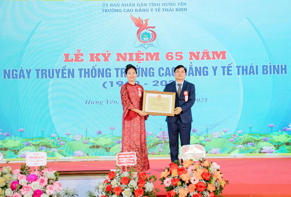 TS. Nguyễn Thị Thu Dung, Hiệu trưởng CĐ Y tế Thái Bình đón nhận bằng khen của lãnh đạo UBND tỉnh Hưng Yên nhân dịp kỷ niệm 65 năm thành lập trường.
