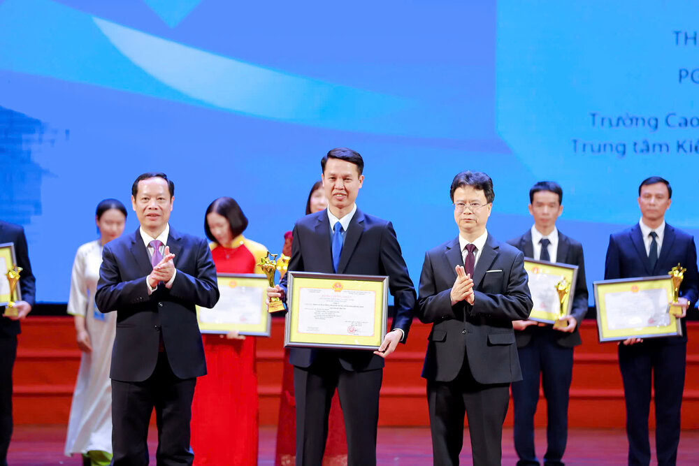 Đại diện HĐND và Chủ tịch Liên hiệp khoa học kỹ thuật tỉnh Bắc Ninh trao Cúp và giải C cho tác giả Vũ Quang Khuê. 