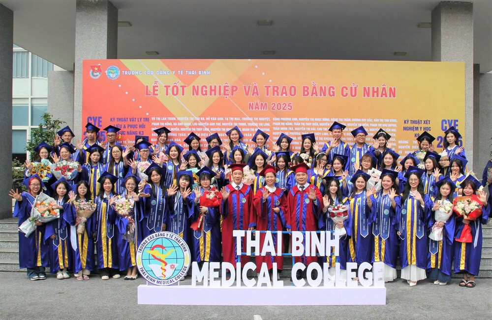 Ban Giám hiệu trao bằng tốt nghiệp cho sinh viên năm 2025