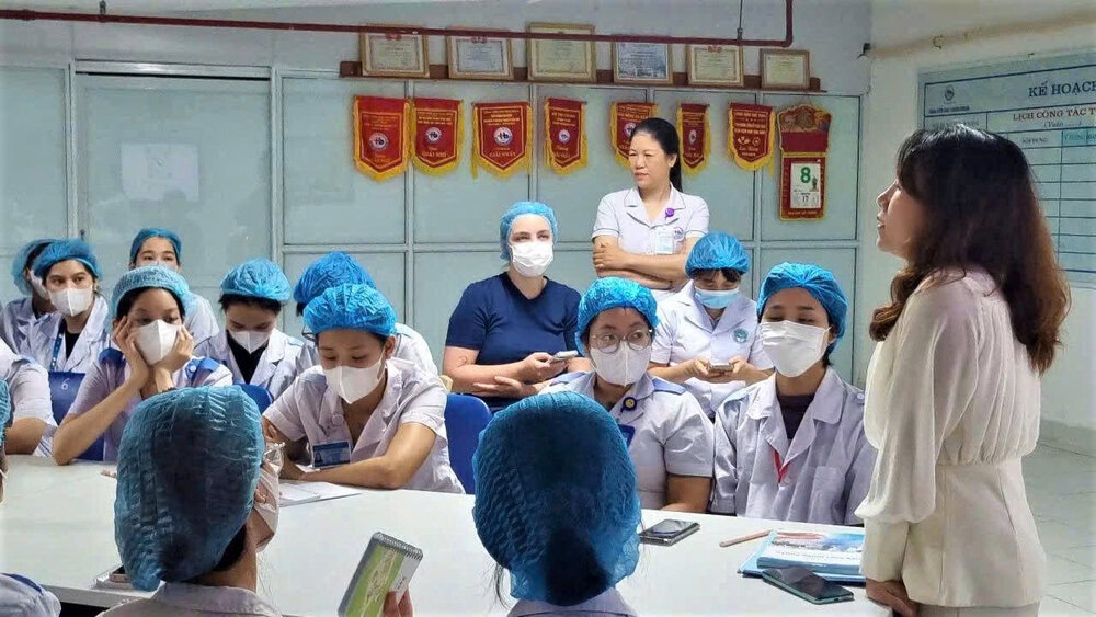 Sinh viên Annika Quvang Nielsen ( Trường Đại học UCSYD) thực tập tại CĐ Y tế Thái Bình