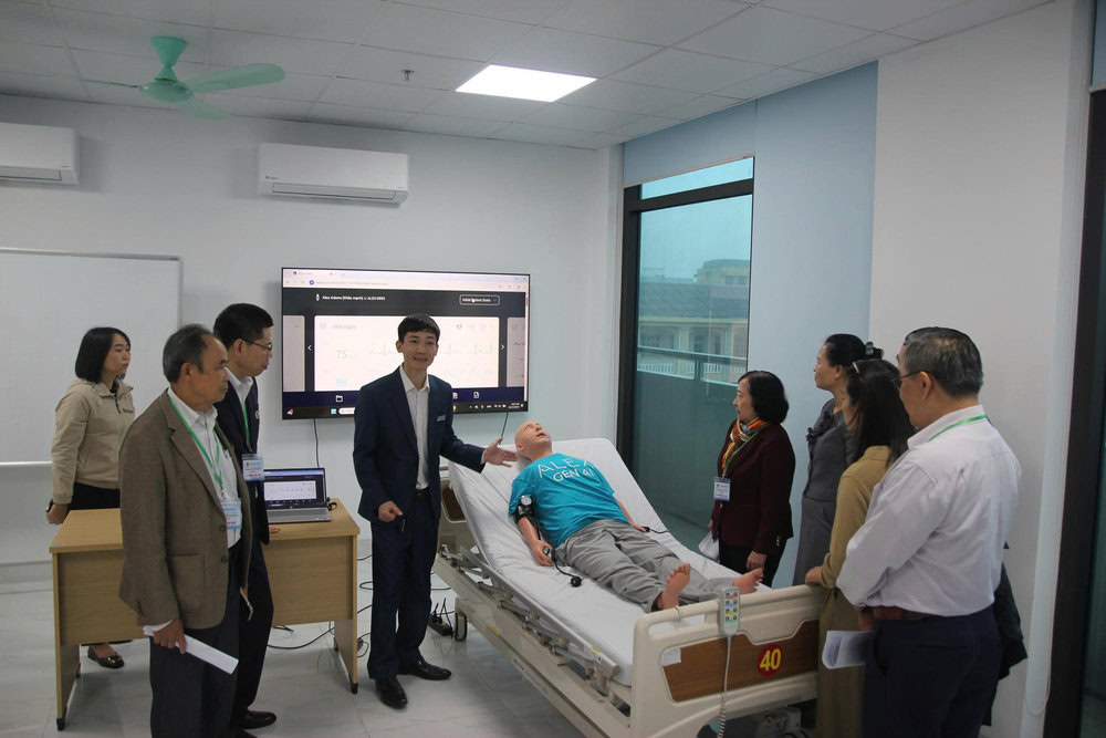 Đoàn đánh giá trường CĐ Chất lượng cao tại CĐ Y tế Thái Bình