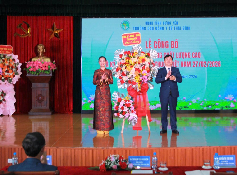 Ông Phạm Văn Nghiêm, Phó Chủ tịch UBND tỉnh Hưng Yên đại diện lãnh đạo Tỉnh ủy, UBND tỉnh tặng hoa chúc mừng nhà trường. 