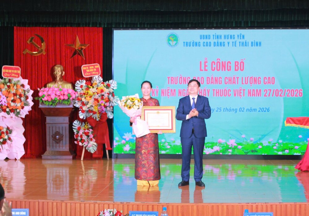 Thừa ủy quyền của Chủ tịch nước, Phó Chủ tịch UBND tỉnh Phạm Văn Nghiêm trao Huân chương Lao động hạng Nhì cho TS.Nguyễn Thị Thu Dung, Bí thư Đảng ủy, Hiệu trưởng nhà trường. 