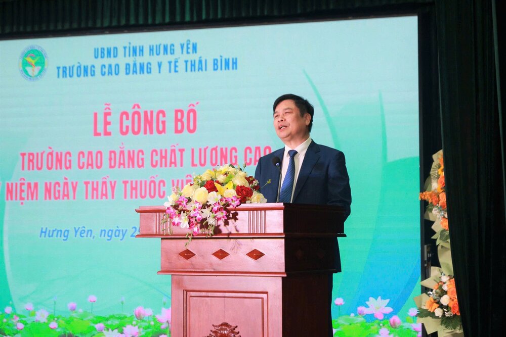 Ông Phạm Văn Nghiêm, Phó Chủ tịch UBND tỉnh Hưng Yên phát biểu và chỉ đạo nhiệm vụ cho nhà trường trong giai đoạn mới. Ảnh: Hoàng Mai
