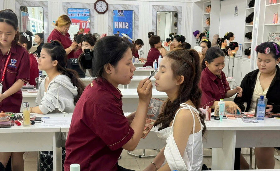 Một giờ học nghề Chăm sóc sắc đẹp