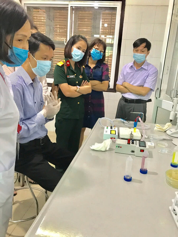 Hiệu trưởng Vũ Quang Khuê và những công trình nghiên cứu khoa học có tính ứng dụng cao trong thực tiễn, hướng tới vì sức khỏe cộng đồng. 