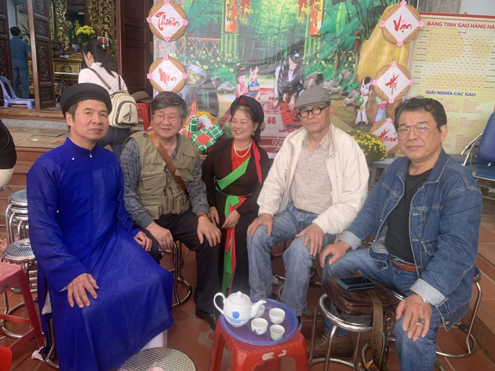 Nhạc sĩ Trọng Tĩnh(thứ 2 bên trái) và những nghệ nhân quan họ, nghệ sĩ ưu tú Quý Tráng tại Hôi làng Vạn An.