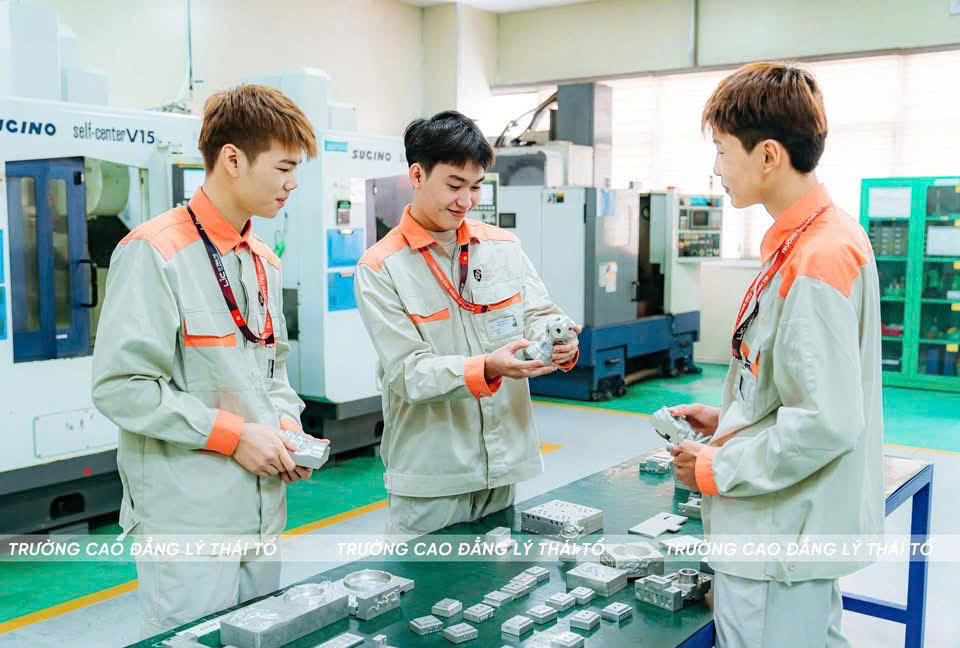 Sinh viên CĐ Lý Thái Tổ trong giờ thực hành nghề khuôn mẫu chính xác