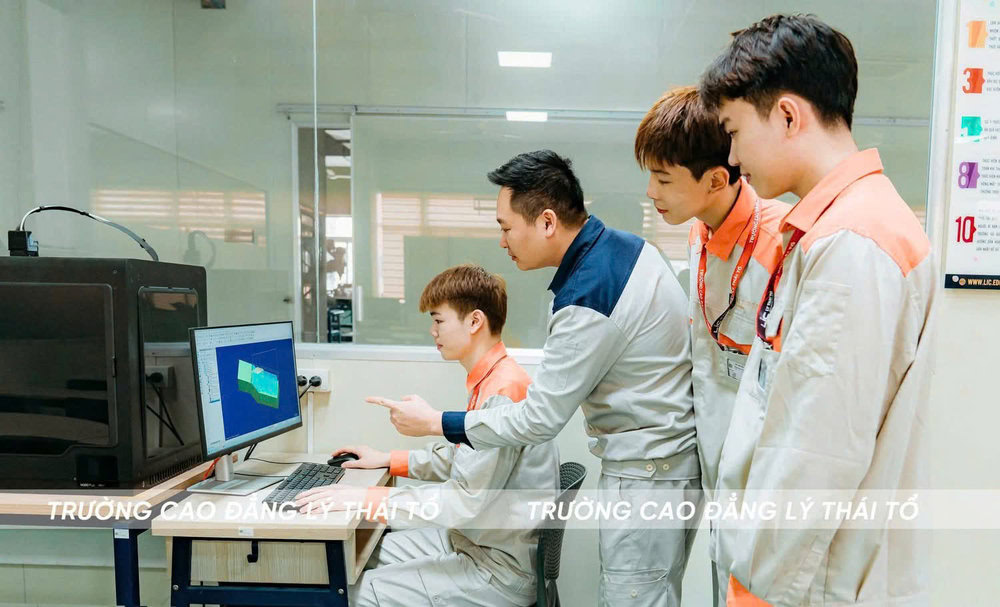 Thầy trò cùng kiểm tra phần mềm lập trình khuôn mẫu trước khi ra sản phẩm