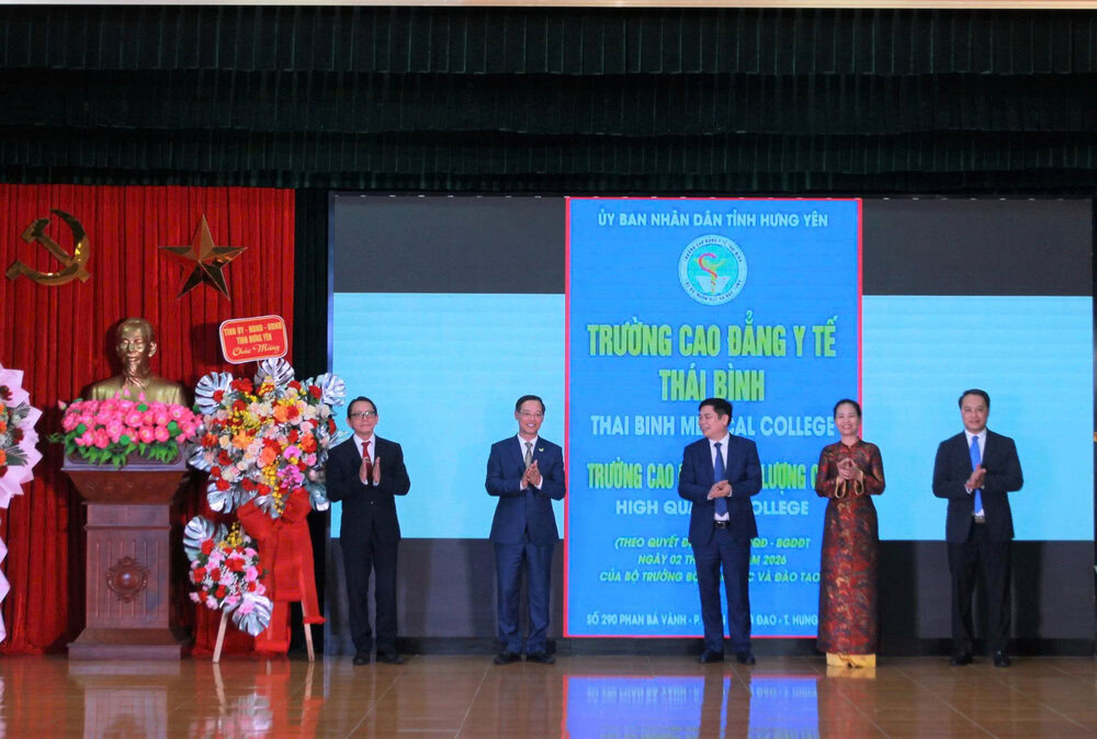 Đại diện lãnh đạo Bộ Giáo dục và Đào tạo, Bộ Y tế, UBND tỉnh Hưng Yên và Ban Giám hiệu nhà trường bấm nút gắn biển Trường CĐ Y tế Thái Bình chính thức là trường chất lượng cao. 