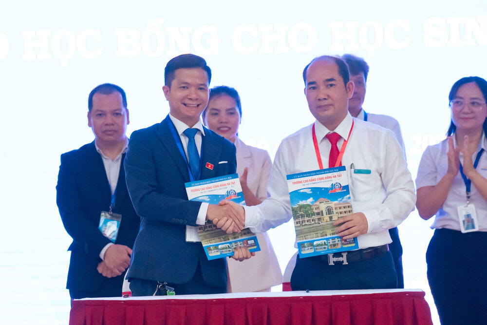 TS.Hoàng Đức Huế, Hiệu trưởng CĐ Cộng đồng Hà Tây ký kết hợp tác với đại diện doanh nghiệp Hà Nội Job.
