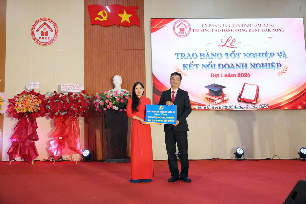 Đại diện nhà trường và doanh nghiệp trao nhận các chương trình học bổng cho sinh viên. 