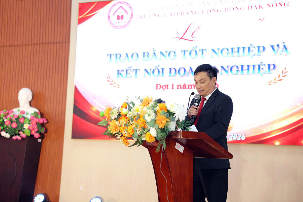 ThS. Nguyễn Quốc Hà, Phó HT nhà trường động viên và chúc mừng các tân khoa K23. 