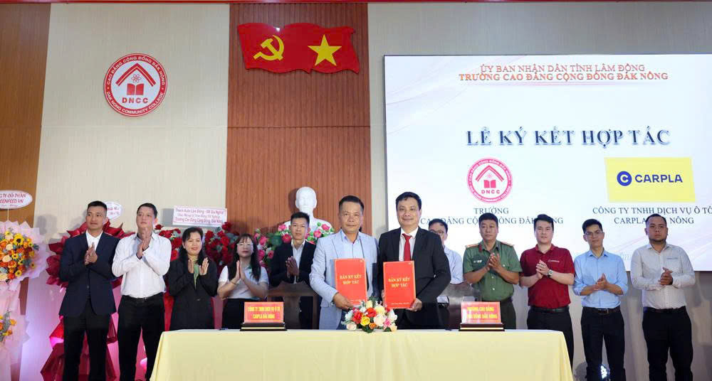 Đại diện lãnh đạo nhà trường và doanh nghiệp ký kết biên bản hợp tác đào tạo, tạo cơ hội việc làm cho học sinh sinh viên. 