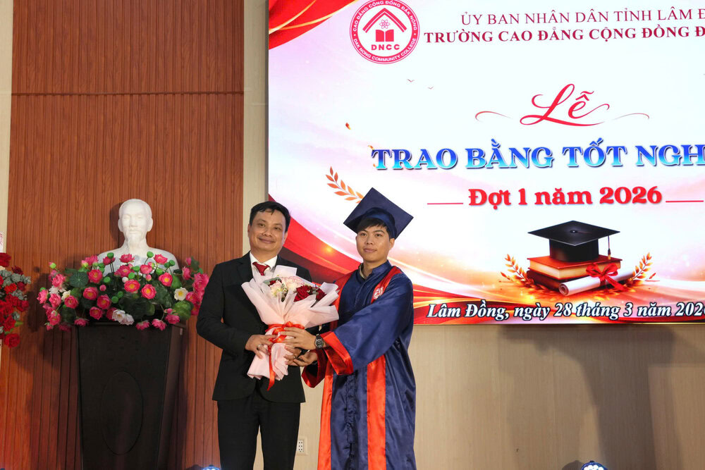 Tân khoa Đoàn Văn Khánh, ngành Bảo vệ thực vật tại buổi lễ tốt nghiệp.
