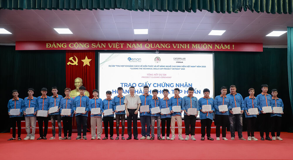 TS. Nguyễn Quốc Huy, Hiệu trưởng Cao đẳng Cơ điện và Xây dựng Bắc Ninh trao Giấy chứng nhận hoàn thành khóa học kỹ năng cho sinh viên.