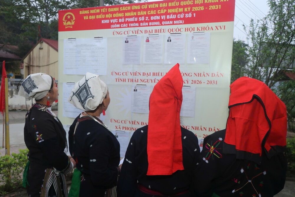 Đông đảo cử tri xã Phong Quang là đồng bào các dân tộc thiểu số đã có mặt từ sớm tại điểm bầu cử. Ảnh: Đồng Văn Thưởng.