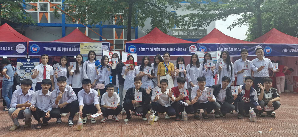 Học sinh Trung tâm GDNN- GDTX huyện Chương Mỹ hứng thú trải nghiệm ngày hội việc làm tại CĐ Cộng đồng Hà Tây. 