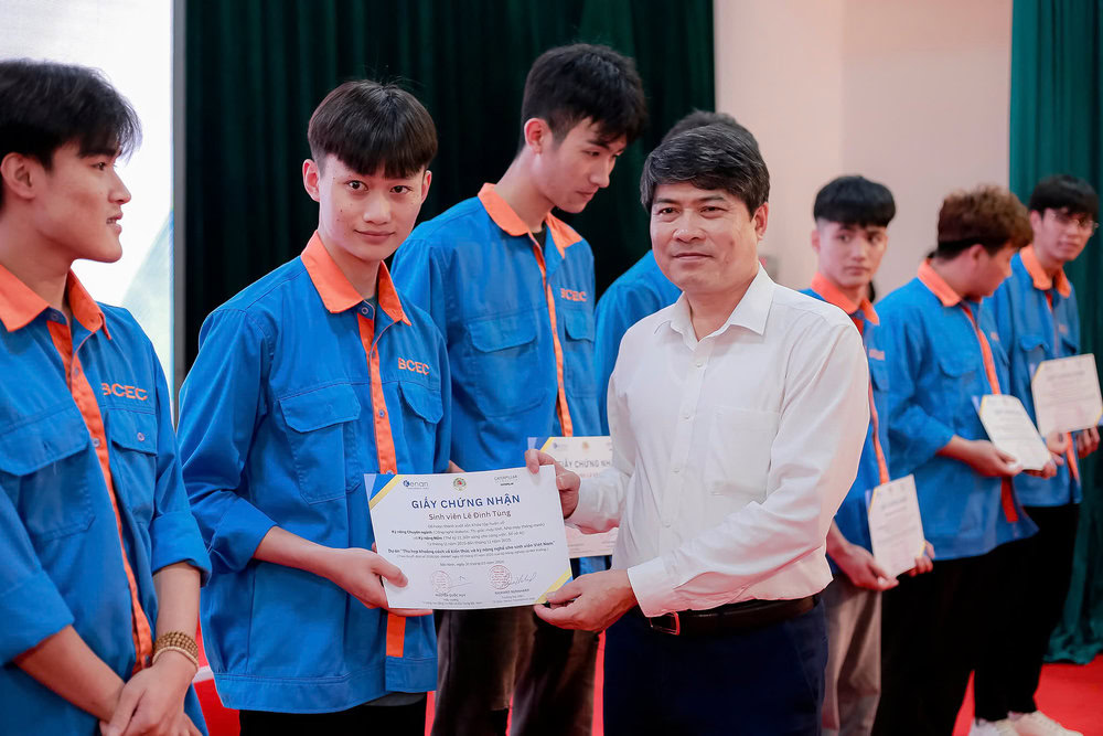 Ông Đoàn Xuân Thanh, PGĐ Sở Giáo dục và Đào tạo Bắc Ninh trao Giấy chứng nhận cho sinh viên BCEC