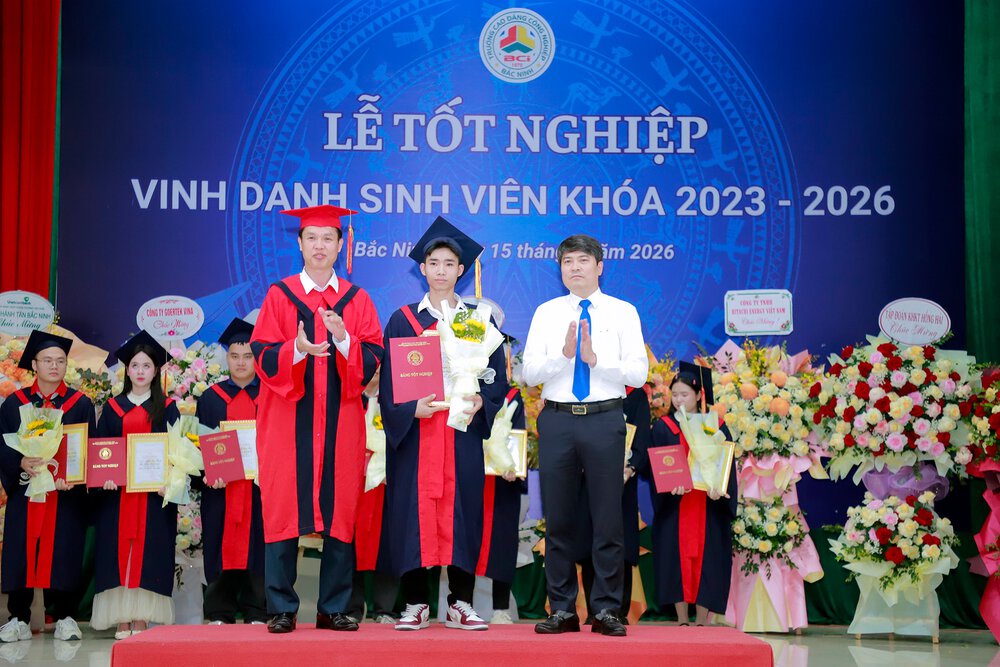 Ông Đoàn Xuân Thanh (phải), PGĐ Sở Giáo dục và Đào tạo tỉnh Bắc Ninh cùng TS.Vũ Quang Khuê, Hiệu trưởng BCi trao Bằng tốt nghiệp cho các tân cử nhân, tân kỹ sư thực hành K14.