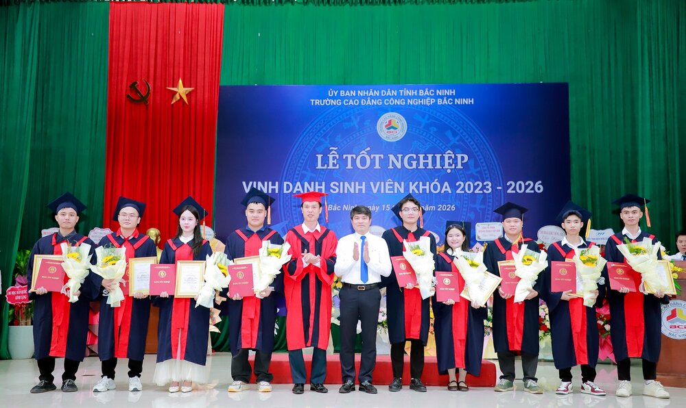 Đại diện lãnh đạo Sở Giáo dục và Đào tạo, Ban Giám hiệu nhà trường trao Bằng tốt nghiệp cho tân cử nhân, kỹ sư thực hành đạt thủ khoa ở các ngành nghề đào tạo.