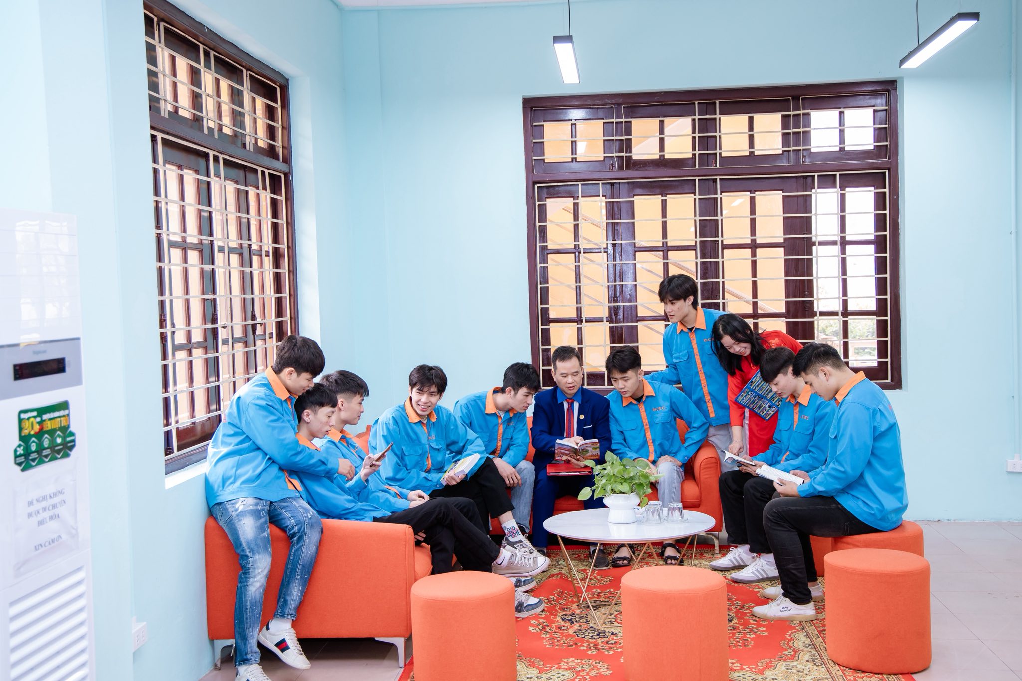 Thầy và trò BCEC duy trì thói quen đọc sách mỗi ngày để làm giàu tri thức, kỹ năng và hướng tới cuộc sống tốt đẹp. 