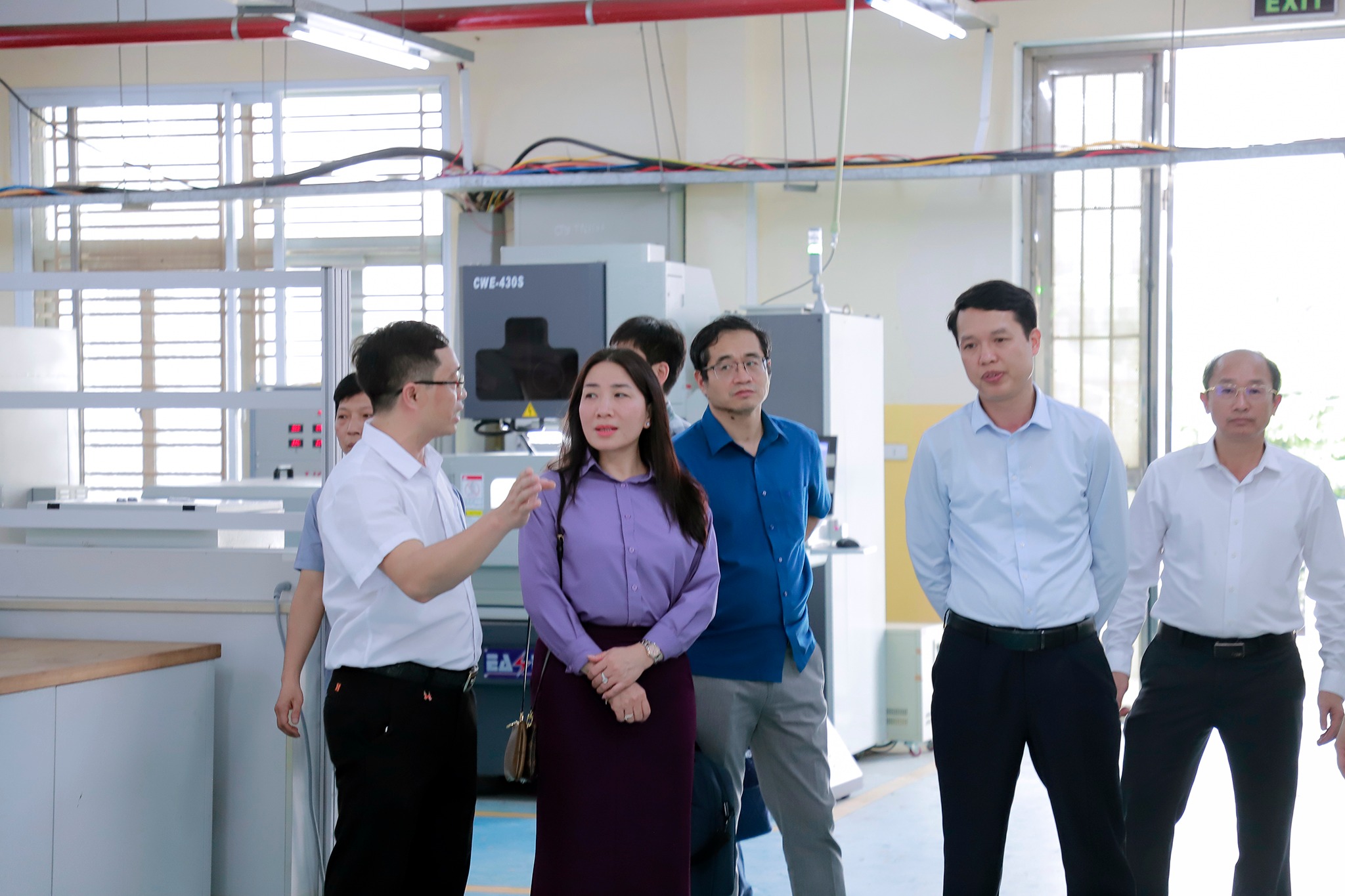 TS. Lê Thị Hằng, Phó Cục trưởng Cục GDNN và GDTX ( Bộ Giáo dục và Đào tạo) tham quan xưởng thực hành công nghệ cao tại BCi và động viên thí sinh dự thi. 