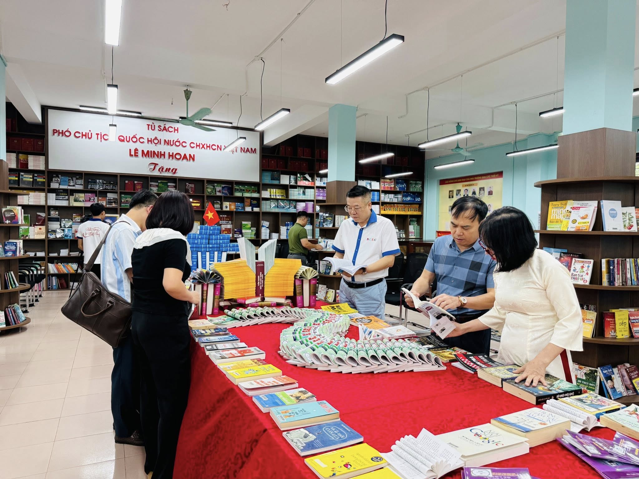 NGƯT.TS. Nguyễn Quốc Huy, Hiệu trưởng BCEC cùng các giảng viên tại ngày hội sách. 