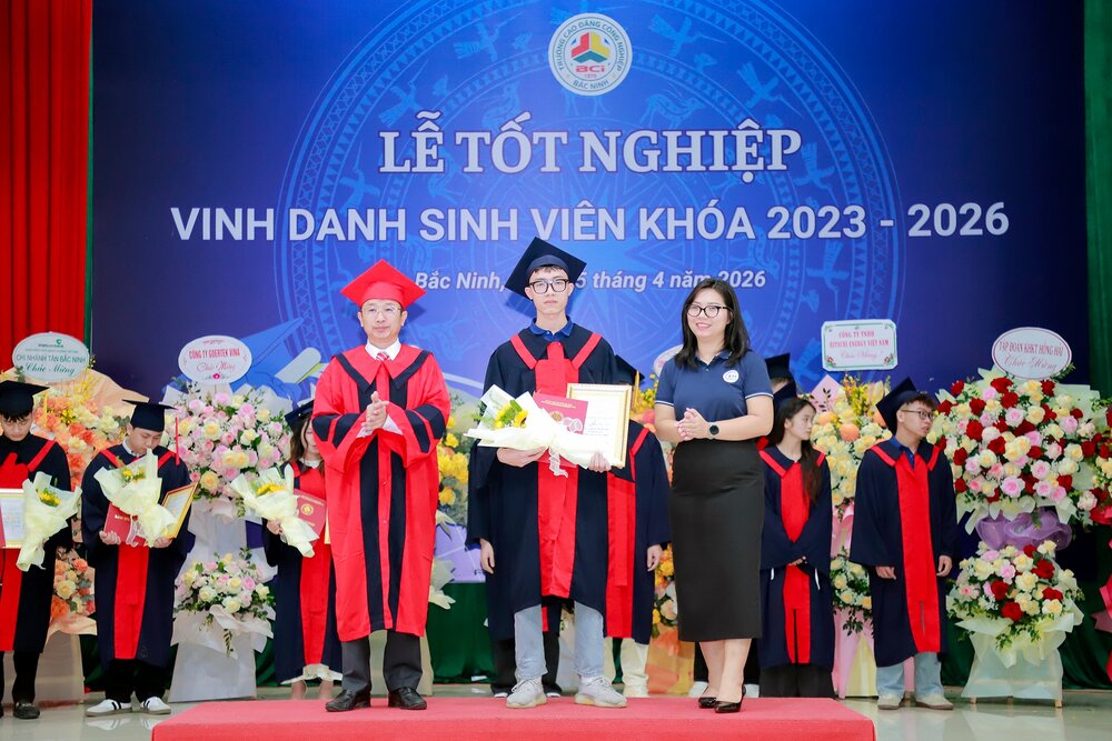 Đại diện doanh nghiệp tuyển dụng trao Bằng tốt nghiệp cho sinh viên K14.