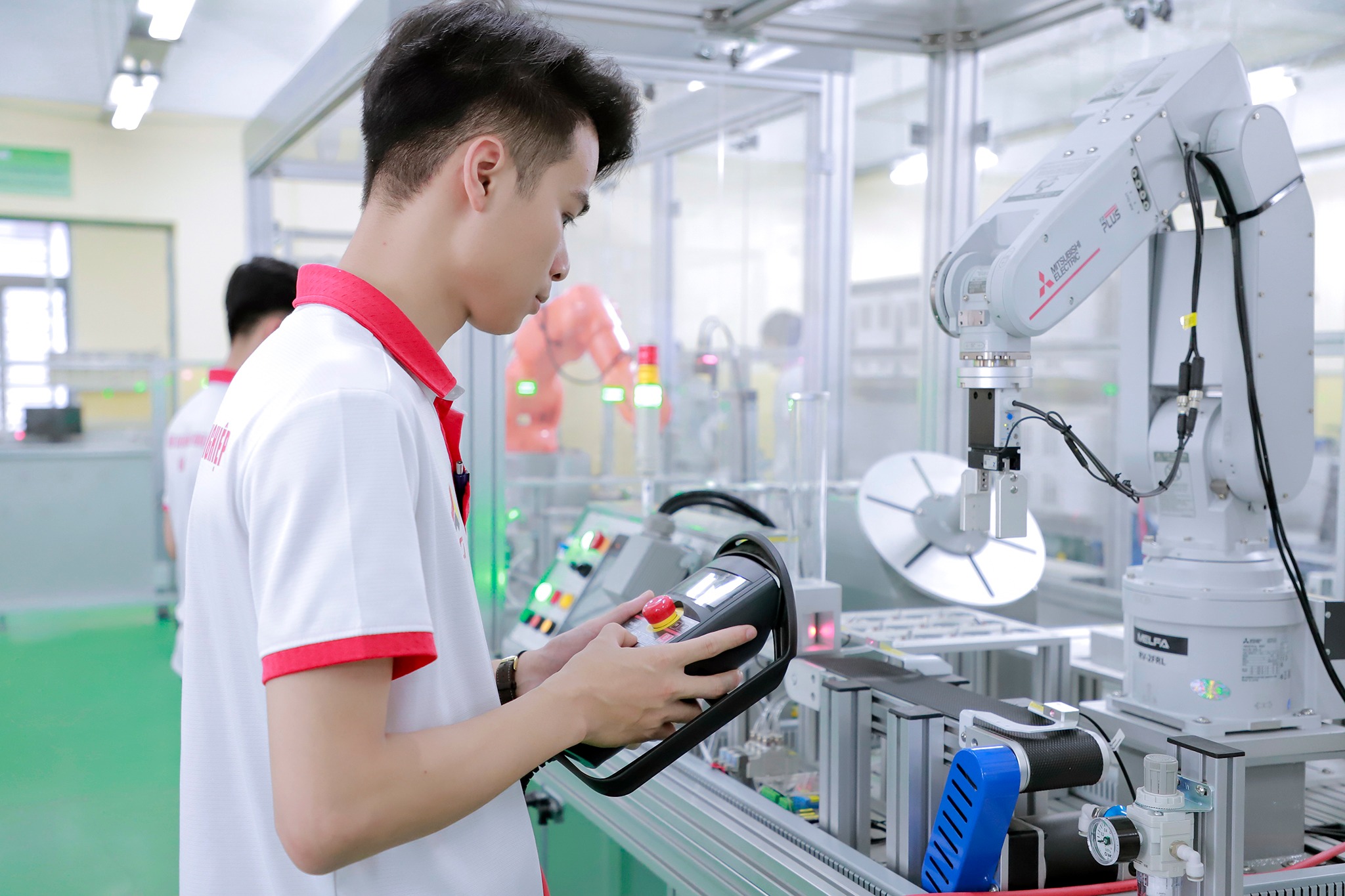 Sinh viên Nguyễn Văn Thành K16 A1 tại cuộc thi Kỹ năng nghề BCi nghề Cơ điện tử. 