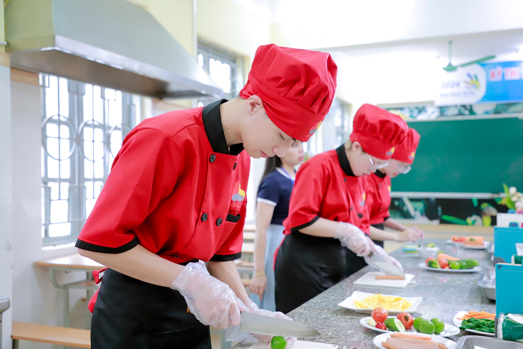 Học sinh dự thi nghề Kỹ thuật Chế biến món ăn