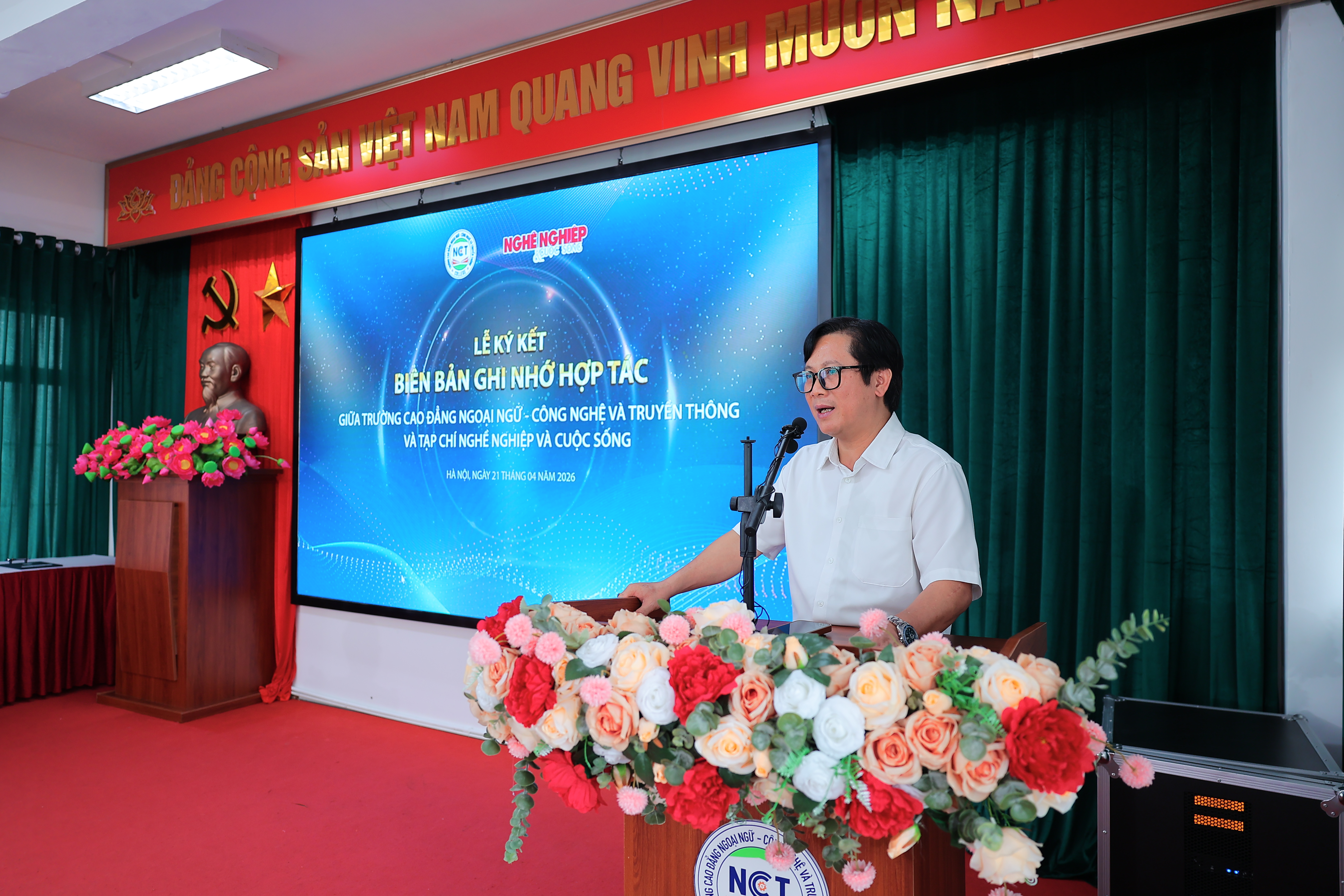 Tổng Biên tập Lê Anh Đạt - Tạp chí Nghề nghiệp và Cuộc sống phát biểu tại buổi lễ. 