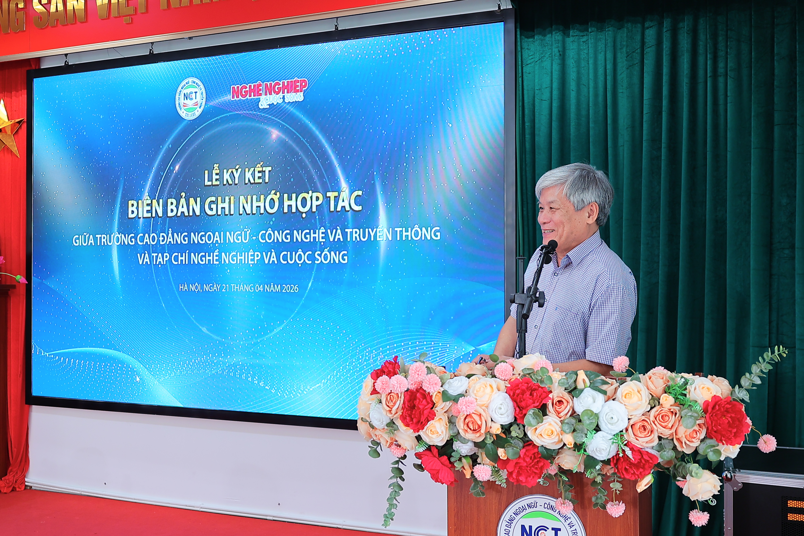 Ông Nguyễn Trung Chính - Bí thư Chi bộ Tạp chí phát biểu tại buổi lễ. 