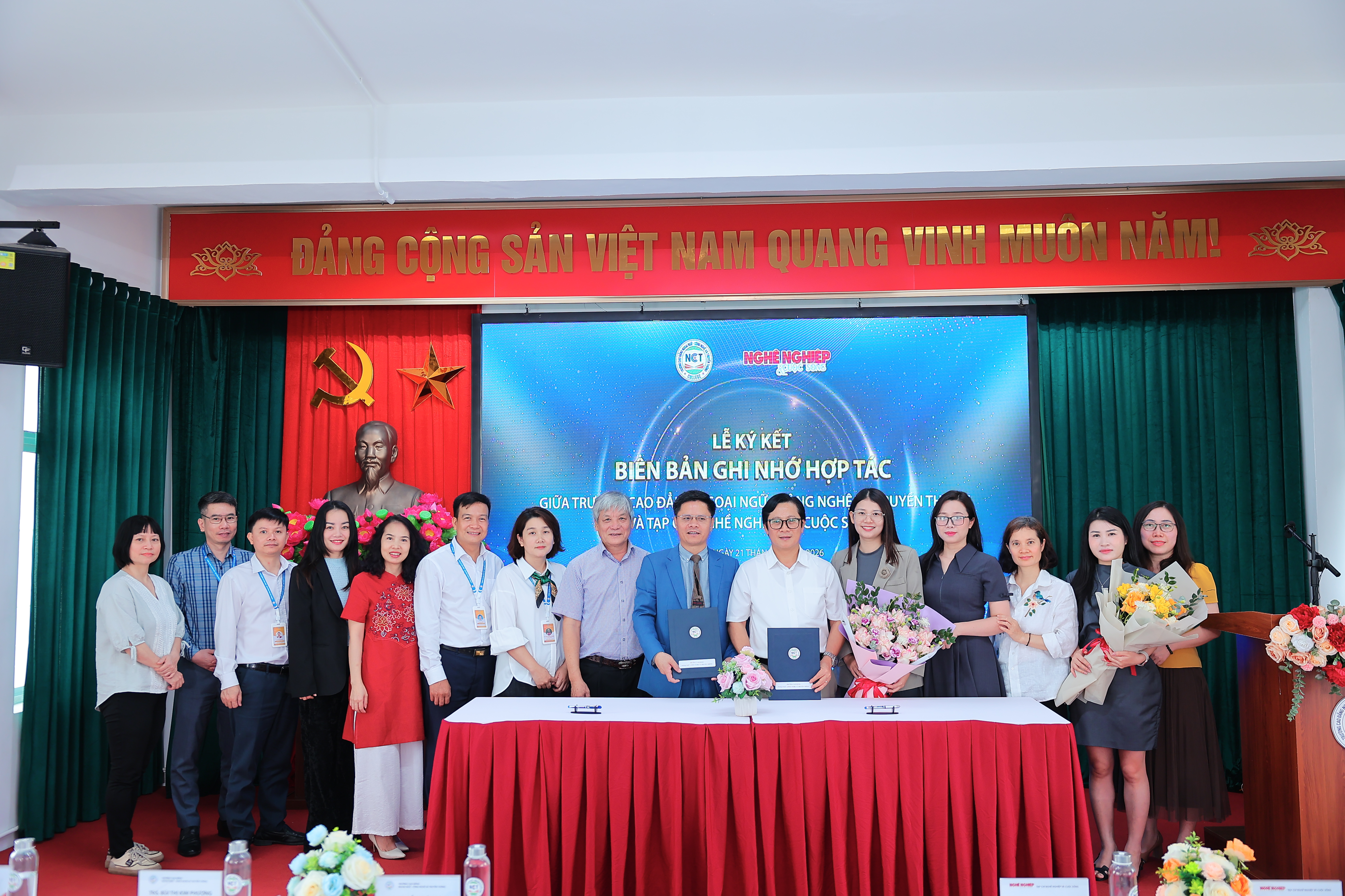 Đại diện lãnh đạo trường CĐ Ngoại ngữ - Công nghệ và Truyền thông cùng Tạp chí Nghề nghiệp và Cuộc sống tại buổi lễ ký kết. 