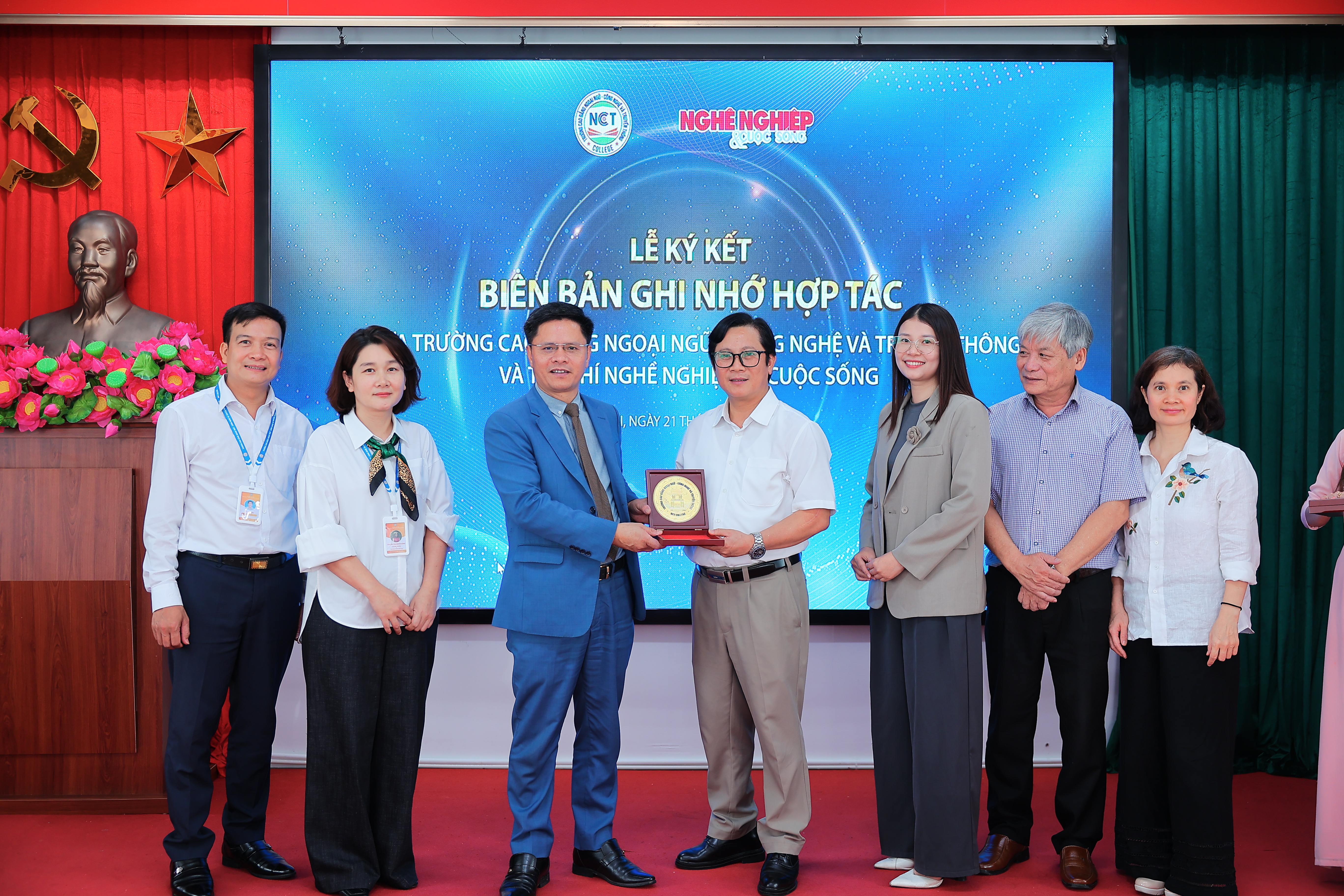 TS.Nguyễn Xuân Sang, Hiệu trưởng NCT Collage tặng quà lưu niệm cho Tổng Biên tập Lê Anh Đạt. 