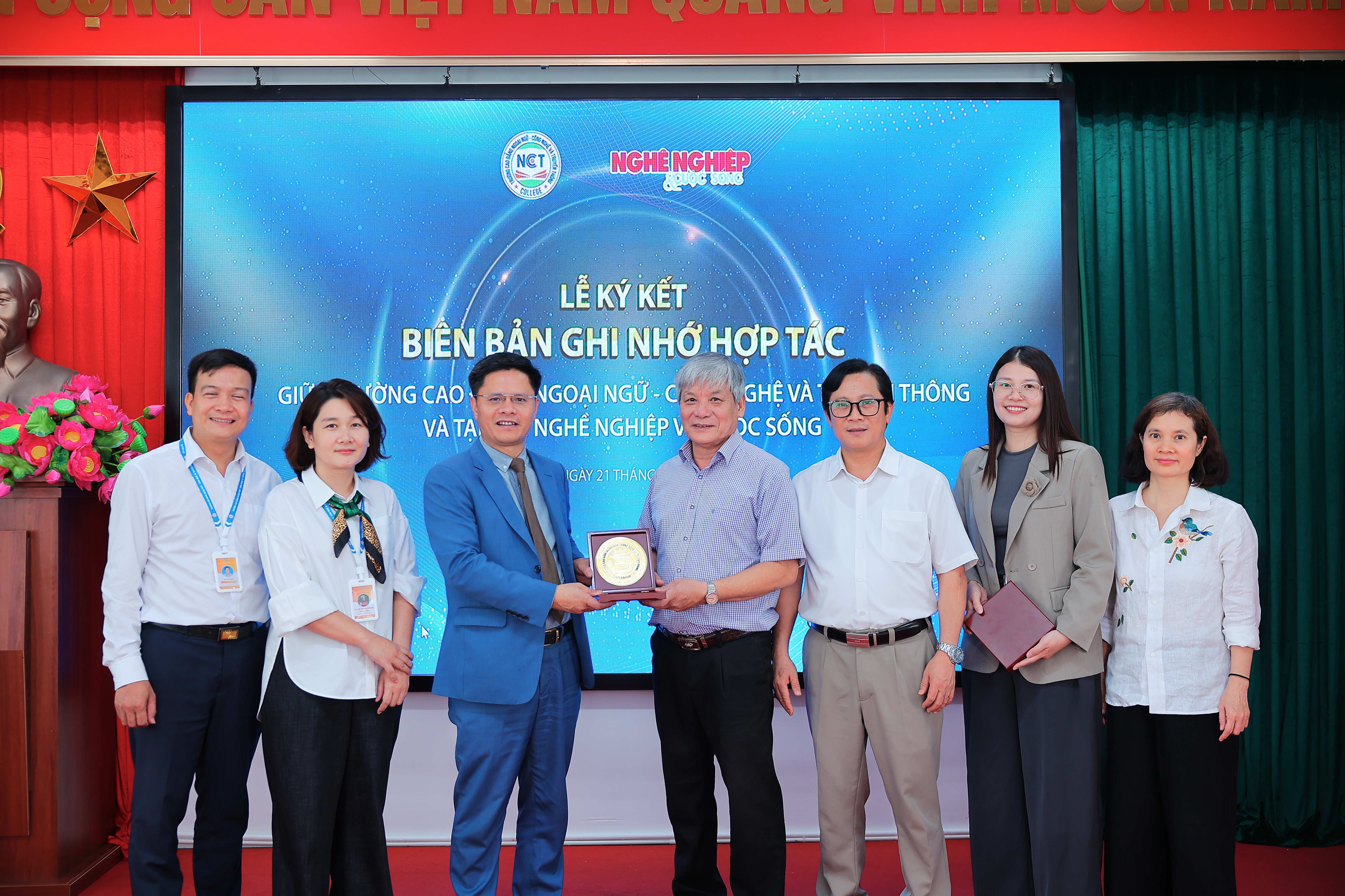 TS. Nguyễn Xuân Sang tặng quà lưu niệm cho ông Nguyễn Trung Chính, Bí thư Chi bộ Tạp chí Nghề nghiệp và Cuộc sống. 