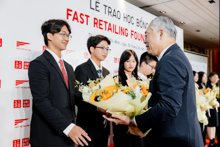 12 học sinh Việt Nam nhận học bổng du học Nhật Bản