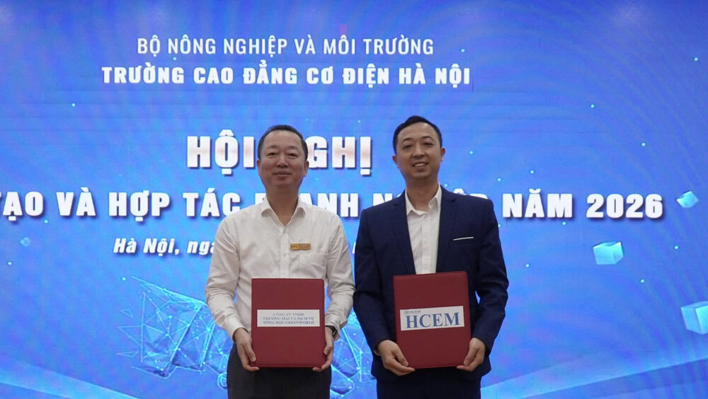 Đại diện nhà trường và doanh nghiệp ký kết đào tạo nguồn nhân lực chất lượng cao. 