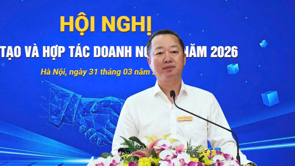 NGƯT.TS. Đồng Văn Ngọc, Hiệu trưởng HCEM bày tỏ quan điểm tại hội nghị. 