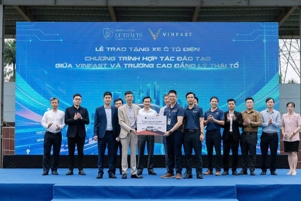 Trường CĐ Lý Thái Tổ tiếp nhận xe ô tô điện trong chương trình hợp tác đào tạo nguồn nhân lực với VinFast. 