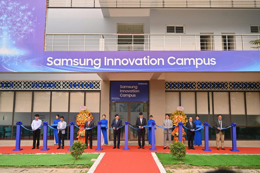 Các đai biểu cắt băng khánh thành Trung tâm Samsung Innovation Campus tại VKTech