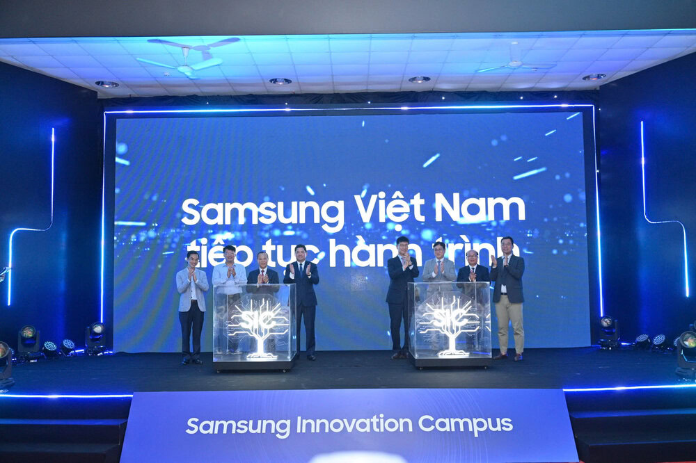 Đại diện Nhà trường và Doanh nghiệp ấn nút khởi động chương trình Samsung Innovation Campus 2026