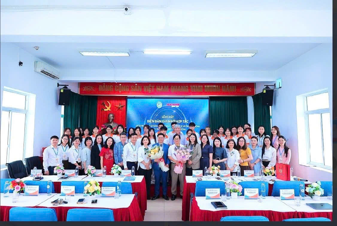 Đại diện lãnh đạo 2 bên cùng các em sinh viên chụp ảnh lưu niệm. 