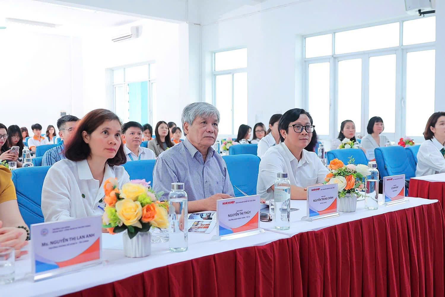 Đại diện lãnh đạo 2 bên và các em sinh viên nhà trường tham dự buổi lễ ký kết. 