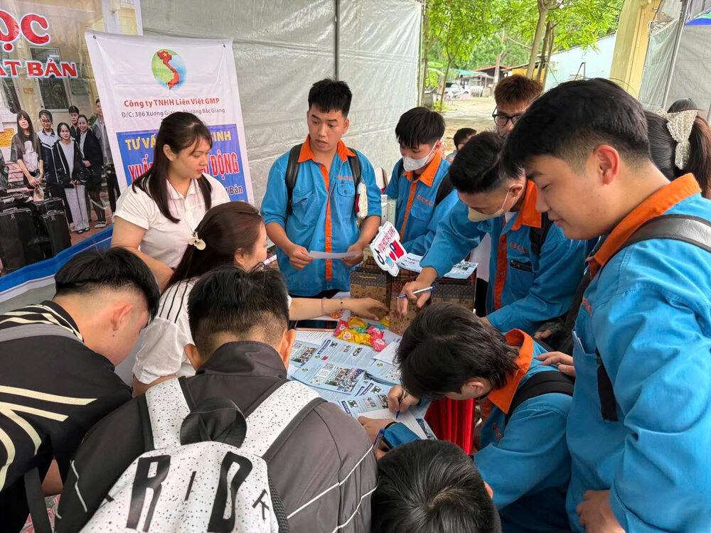 Sinh viên BCEC tìm hiểu cơ hội việc làm từ các gian hàng doanh nghiệp tuyển dụng. 